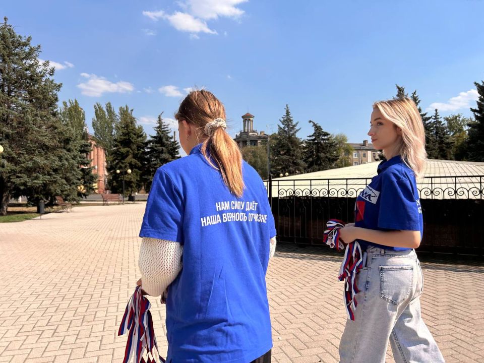 Иван Приходько: В Горловке прошла Всероссийская акция «Цвета Родины» ко Дню Государственного флага Российской Федерации Иван Приходько: В Горловке прошла Всероссийская акция «Цвета Родины» ко Дню Государственного флага Российской Федерации