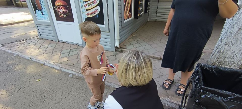 Роман Конев: В Центрально-Городском внутригородском районе города Горловки в честь празднования Дня Государственного флага прошла раздача атрибутики с государственным триколором Роман Конев: В Центрально-Городском внутригородском районе города Горловки в честь празднования Дня Государственного флага прошла раздача атрибутики с государственным триколором