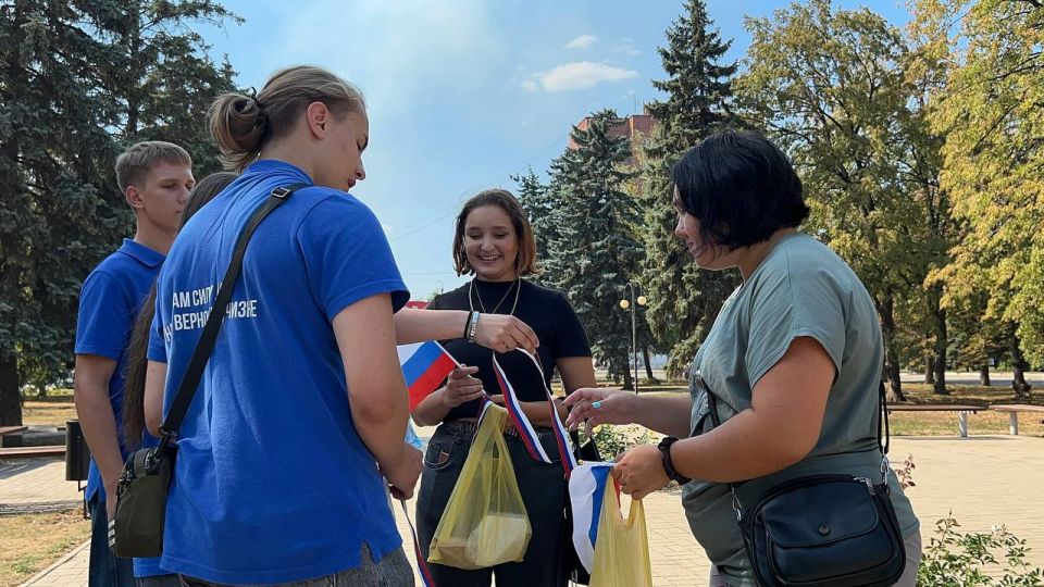 Иван Приходько: В Горловке прошла Всероссийская акция «Цвета Родины» ко Дню Государственного флага Российской Федерации Иван Приходько: В Горловке прошла Всероссийская акция «Цвета Родины» ко Дню Государственного флага Российской Федерации