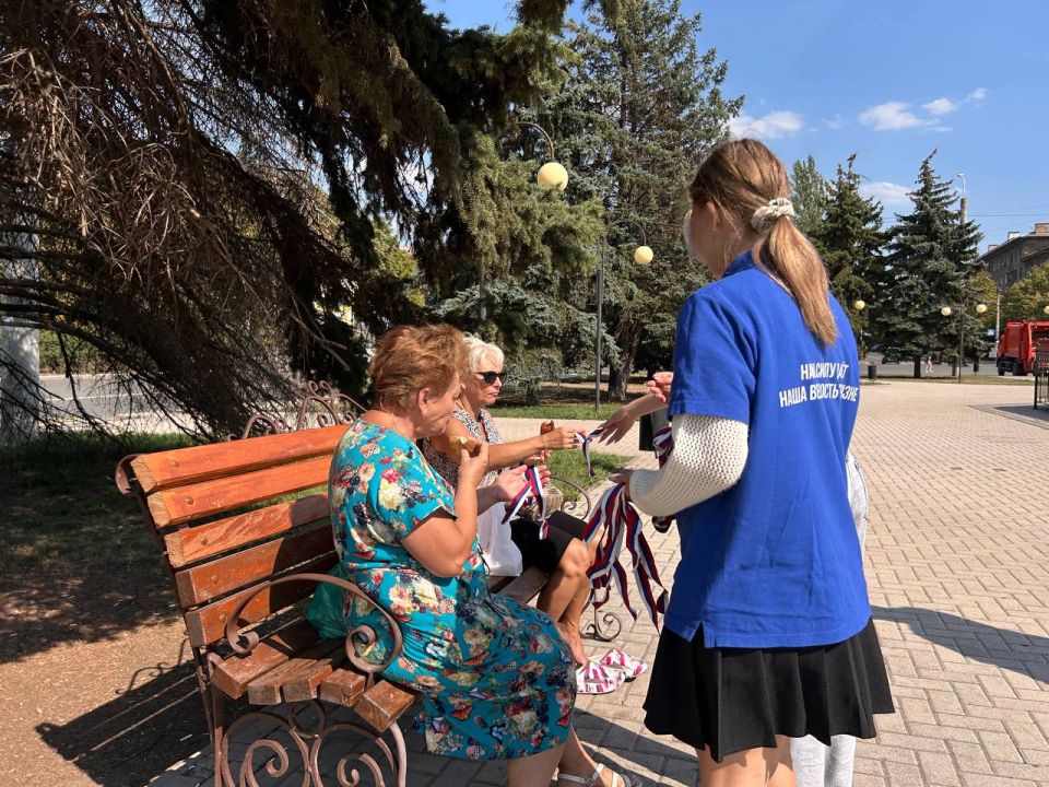 Иван Приходько: В Горловке прошла Всероссийская акция «Цвета Родины» ко Дню Государственного флага Российской Федерации Иван Приходько: В Горловке прошла Всероссийская акция «Цвета Родины» ко Дню Государственного флага Российской Федерации