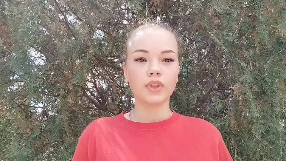 Юнармейцы ВПК " Патриот" города Горловка МБУ " ДК " Комсомолец" в праздничный День Государственного флага России, чтобы создать праздничное настроение, раздавали ленты и рисунки жителям нашего города