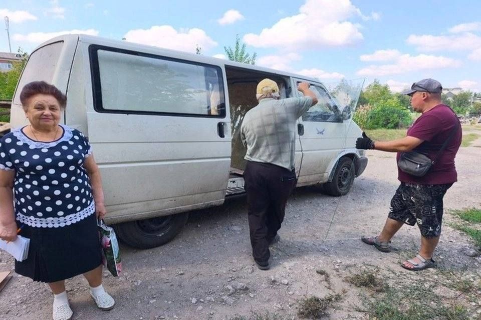 «Помогаем людям в самых отдаленных поселках»: благотворительная стекольная мастерская в Горловке расширяет географию