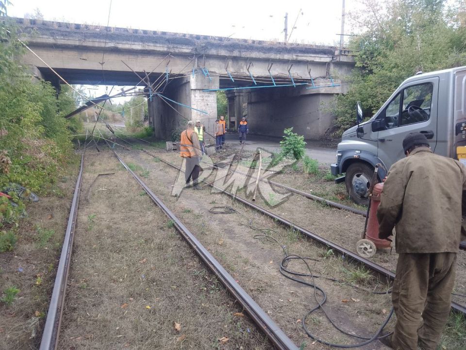 Иван Приходько: Горловские коммунальщики устраняют последствия обрушения моста в поселке Поклонск (Калининский район Горловки) Иван Приходько: Горловские коммунальщики устраняют последствия обрушения моста в поселке Поклонск (Калининский район Горловки)