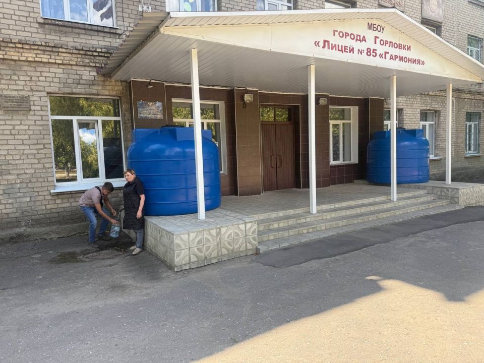 Роман Конев: 25 августа 2025 года депутаты городского Совета Светлана Евсеенко, Андрей Костюк, Олег Сладкевич и Геннадий Маюров развезли воду и посетили места подвоза воды Роман Конев: 25 августа 2025 года депутаты городского Совета Светлана Евсеенко, Андрей Костюк, Олег Сладкевич и Геннадий Маюров развезли воду и посетили места подвоза воды