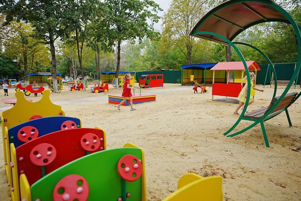 Роман Конев: Народная программа партии «Единая Россия», утверждённая в 2021 году и ежегодно отчитываемая Президенту, демонстрирует значительные результаты по всей стране, включая строительство школ (1,6 тысяч, 5000... Роман Конев: Народная программа партии «Единая Россия», утверждённая в 2021 году и ежегодно отчитываемая Президенту, демонстрирует значительные результаты по всей стране, включая строительство школ (1,6 тысяч, 5000...