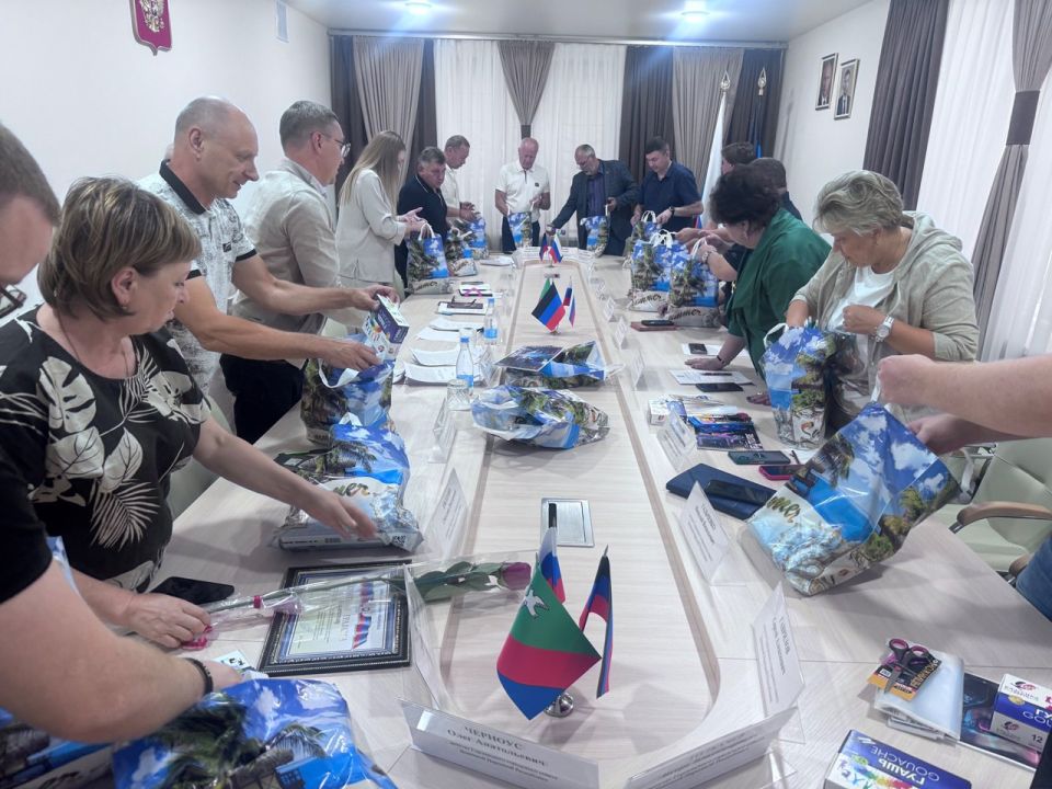 Роман Конев: В рамках ежегодной всероссийской акции «Собери ребенка в школу», реализуемой ВПП «ЕДИНАЯ РОССИЯ», депутаты Горловского городского совета Донецкой Народной Республики собрали ребятам канцелярские школьные наборы Роман Конев: В рамках ежегодной всероссийской акции «Собери ребенка в школу», реализуемой ВПП «ЕДИНАЯ РОССИЯ», депутаты Горловского городского совета Донецкой Народной Республики собрали ребятам канцелярские школьные наборы