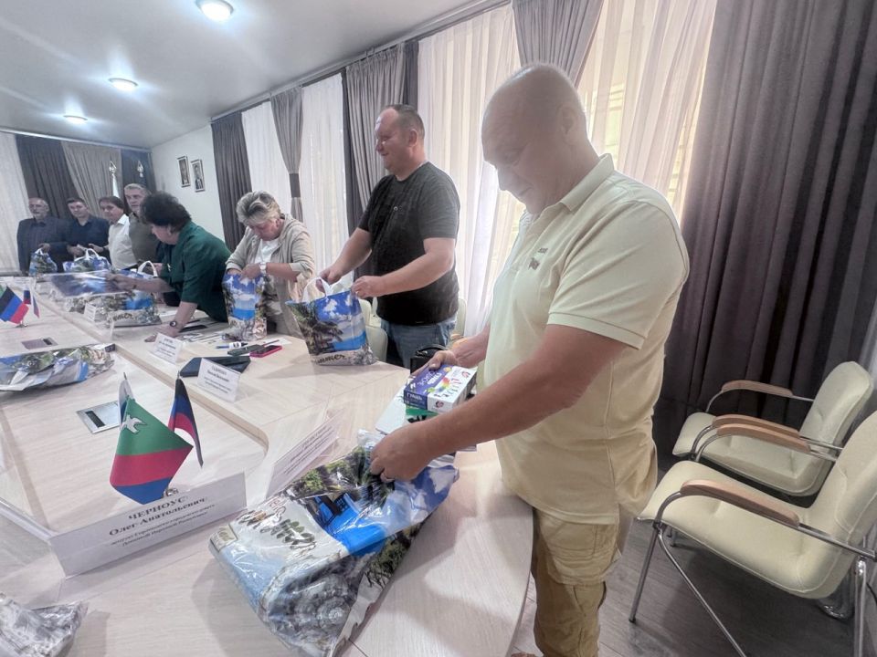 Роман Конев: В рамках ежегодной всероссийской акции «Собери ребенка в школу», реализуемой ВПП «ЕДИНАЯ РОССИЯ», депутаты Горловского городского совета Донецкой Народной Республики собрали ребятам канцелярские школьные наборы Роман Конев: В рамках ежегодной всероссийской акции «Собери ребенка в школу», реализуемой ВПП «ЕДИНАЯ РОССИЯ», депутаты Горловского городского совета Донецкой Народной Республики собрали ребятам канцелярские школьные наборы