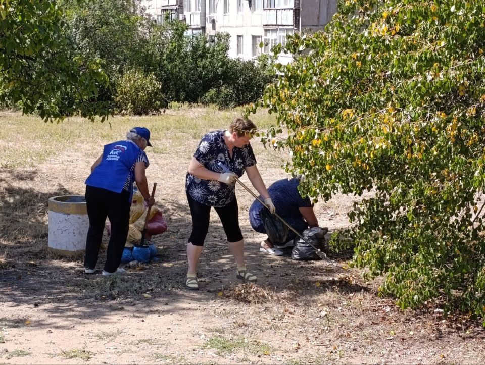 Иван Приходько: Общее дело: партийцы, жители Центрально-Городского района Горловки и сотрудники Управы района вышли на субботник Иван Приходько: Общее дело: партийцы, жители Центрально-Городского района Горловки и сотрудники Управы района вышли на субботник