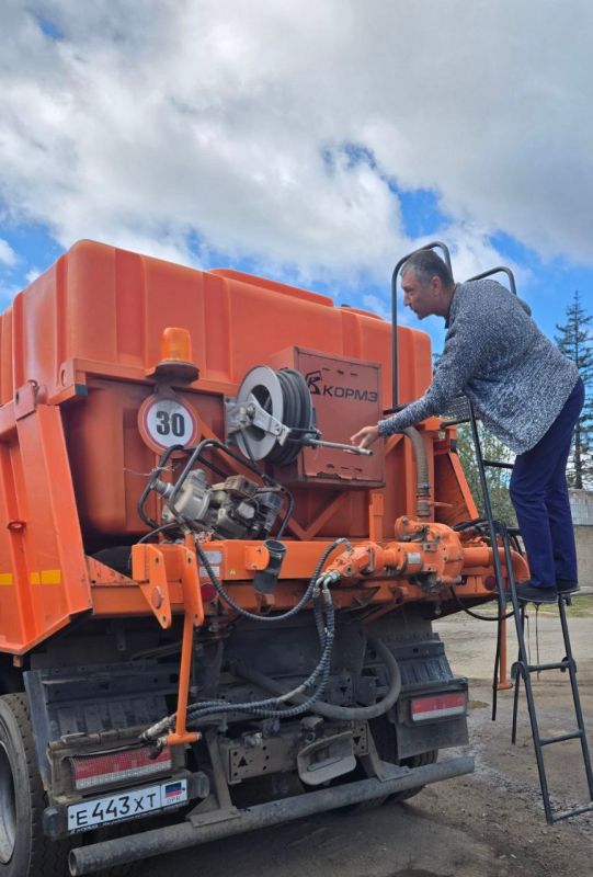 27 августа 2025 года во исполнение поручения Главы Донецкой Народной Республики, депутаты городского Совета Роман Конев, Наталия Ботвина, Максим Лебедев, Николай Гальченко, Светлана Кочетова развезли воду и посетили места... 27 августа 2025 года во исполнение поручения Главы Донецкой Народной Республики, депутаты городского Совета Роман Конев, Наталия Ботвина, Максим Лебедев, Николай Гальченко, Светлана Кочетова развезли воду и посетили места...