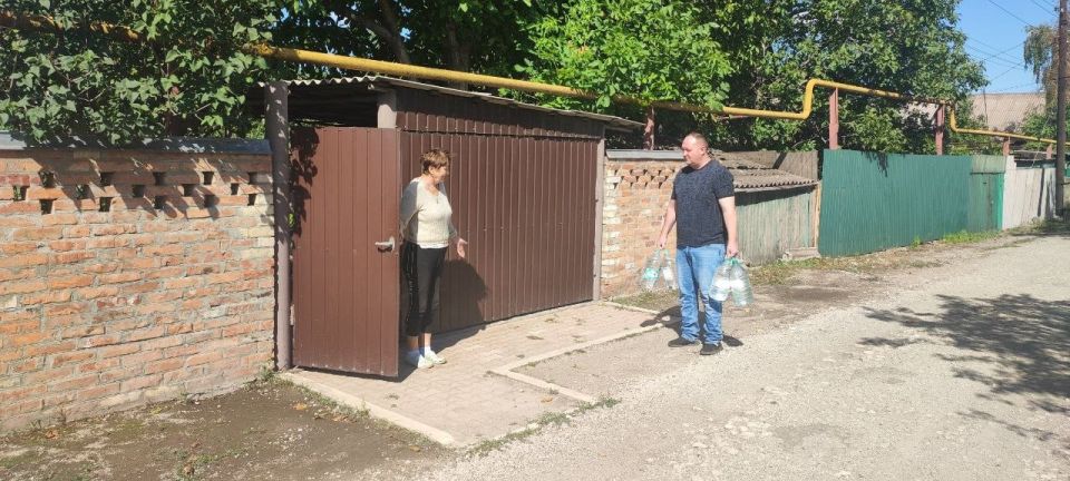 27 августа 2025 года во исполнение поручения Главы Донецкой Народной Республики, депутаты городского Совета Роман Конев, Наталия Ботвина, Максим Лебедев, Николай Гальченко, Светлана Кочетова развезли воду и посетили места... 27 августа 2025 года во исполнение поручения Главы Донецкой Народной Республики, депутаты городского Совета Роман Конев, Наталия Ботвина, Максим Лебедев, Николай Гальченко, Светлана Кочетова развезли воду и посетили места...