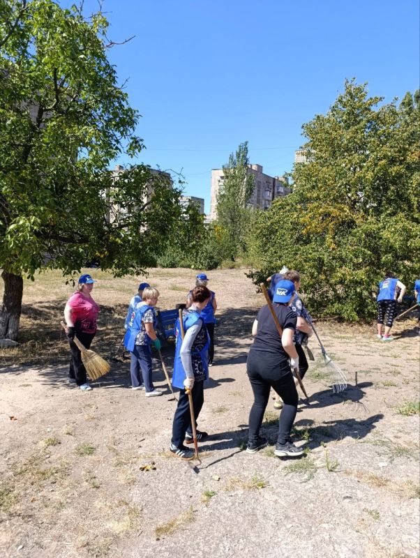 Иван Приходько: Общее дело: партийцы, жители Центрально-Городского района Горловки и сотрудники Управы района вышли на субботник