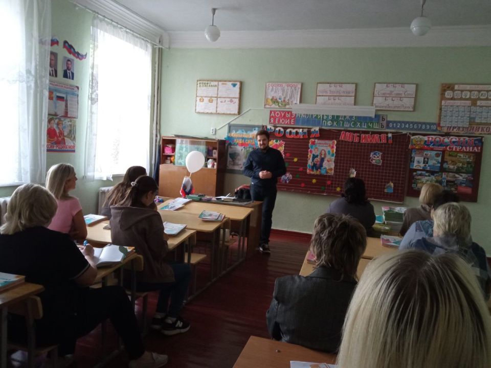 ВСТРЕЧИ С НАСЕЛЕНИЕМ. 26 августа 2025 года депутаты Горловского городского совета от фракции «Единая Россия» - Наталия Ботвина, Роман Конев, Алексей Костин, Андрей Костюк, Павел Калфакчиян, Олег Сладкевич, Николай Гальченко... ВСТРЕЧИ С НАСЕЛЕНИЕМ. 26 августа 2025 года депутаты Горловского городского совета от фракции «Единая Россия» - Наталия Ботвина, Роман Конев, Алексей Костин, Андрей Костюк, Павел Калфакчиян, Олег Сладкевич, Николай Гальченко...