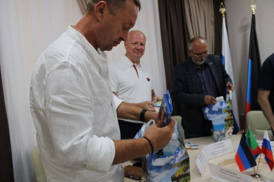 Роман Конев: В рамках ежегодной всероссийской акции «Собери ребенка в школу», реализуемой ВПП «ЕДИНАЯ РОССИЯ», депутаты Горловского городского совета Донецкой Народной Республики собрали ребятам канцелярские школьные наборы Роман Конев: В рамках ежегодной всероссийской акции «Собери ребенка в школу», реализуемой ВПП «ЕДИНАЯ РОССИЯ», депутаты Горловского городского совета Донецкой Народной Республики собрали ребятам канцелярские школьные наборы