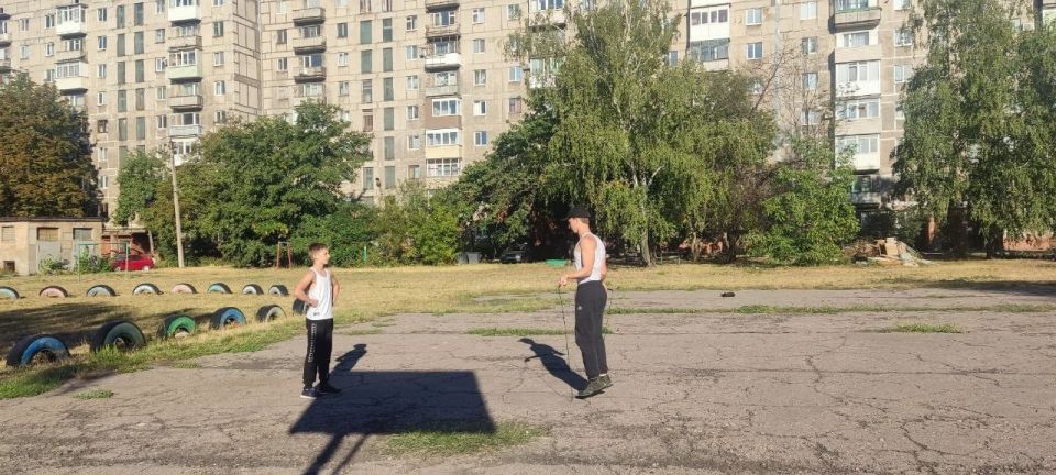 В Калининском районе Горловки прошла утренняя зарядка в рамках партийного проекта Единой России «Здоровое Будущее»