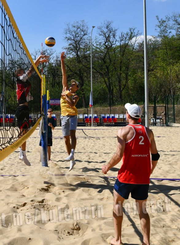 Алексей Кулемзин: Накануне Дня города поздравил победителей Кубка главы городского округа Донецк по пляжному волейболу, который прошел при поддержке регионального отделения Всероссийской федерации волейбола Алексей Кулемзин: Накануне Дня города поздравил победителей Кубка главы городского округа Донецк по пляжному волейболу, который прошел при поддержке регионального отделения Всероссийской федерации волейбола