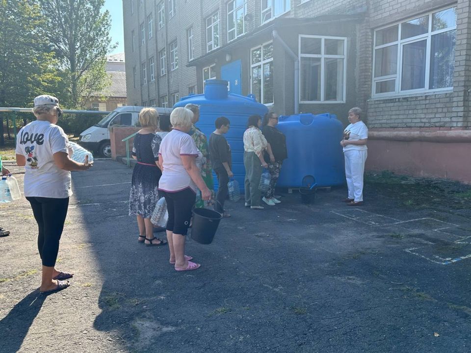 27 августа 2025 года во исполнение поручения Главы Донецкой Народной Республики, депутаты городского Совета Роман Конев, Наталия Ботвина, Максим Лебедев, Николай Гальченко, Светлана Кочетова развезли воду и посетили места... 27 августа 2025 года во исполнение поручения Главы Донецкой Народной Республики, депутаты городского Совета Роман Конев, Наталия Ботвина, Максим Лебедев, Николай Гальченко, Светлана Кочетова развезли воду и посетили места...