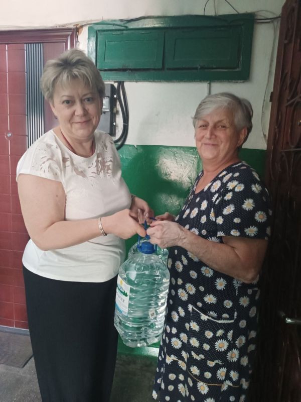 27 августа 2025 года во исполнение поручения Главы Донецкой Народной Республики, депутаты городского Совета Роман Конев, Наталия Ботвина, Максим Лебедев, Николай Гальченко, Светлана Кочетова развезли воду и посетили места... 27 августа 2025 года во исполнение поручения Главы Донецкой Народной Республики, депутаты городского Совета Роман Конев, Наталия Ботвина, Максим Лебедев, Николай Гальченко, Светлана Кочетова развезли воду и посетили места...