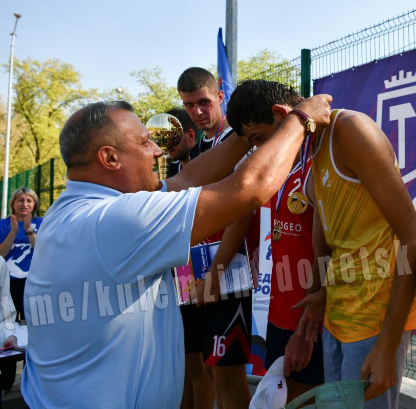 Алексей Кулемзин: Накануне Дня города поздравил победителей Кубка главы городского округа Донецк по пляжному волейболу, который прошел при поддержке регионального отделения Всероссийской федерации волейбола Алексей Кулемзин: Накануне Дня города поздравил победителей Кубка главы городского округа Донецк по пляжному волейболу, который прошел при поддержке регионального отделения Всероссийской федерации волейбола