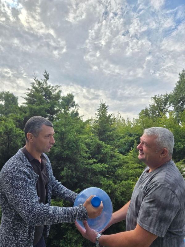 27 августа 2025 года во исполнение поручения Главы Донецкой Народной Республики, депутаты городского Совета Роман Конев, Наталия Ботвина, Максим Лебедев, Николай Гальченко, Светлана Кочетова развезли воду и посетили места... 27 августа 2025 года во исполнение поручения Главы Донецкой Народной Республики, депутаты городского Совета Роман Конев, Наталия Ботвина, Максим Лебедев, Николай Гальченко, Светлана Кочетова развезли воду и посетили места...