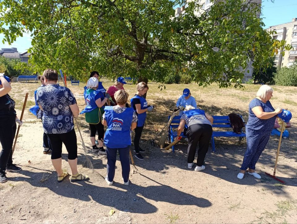 Иван Приходько: Общее дело: партийцы, жители Центрально-Городского района Горловки и сотрудники Управы района вышли на субботник Иван Приходько: Общее дело: партийцы, жители Центрально-Городского района Горловки и сотрудники Управы района вышли на субботник