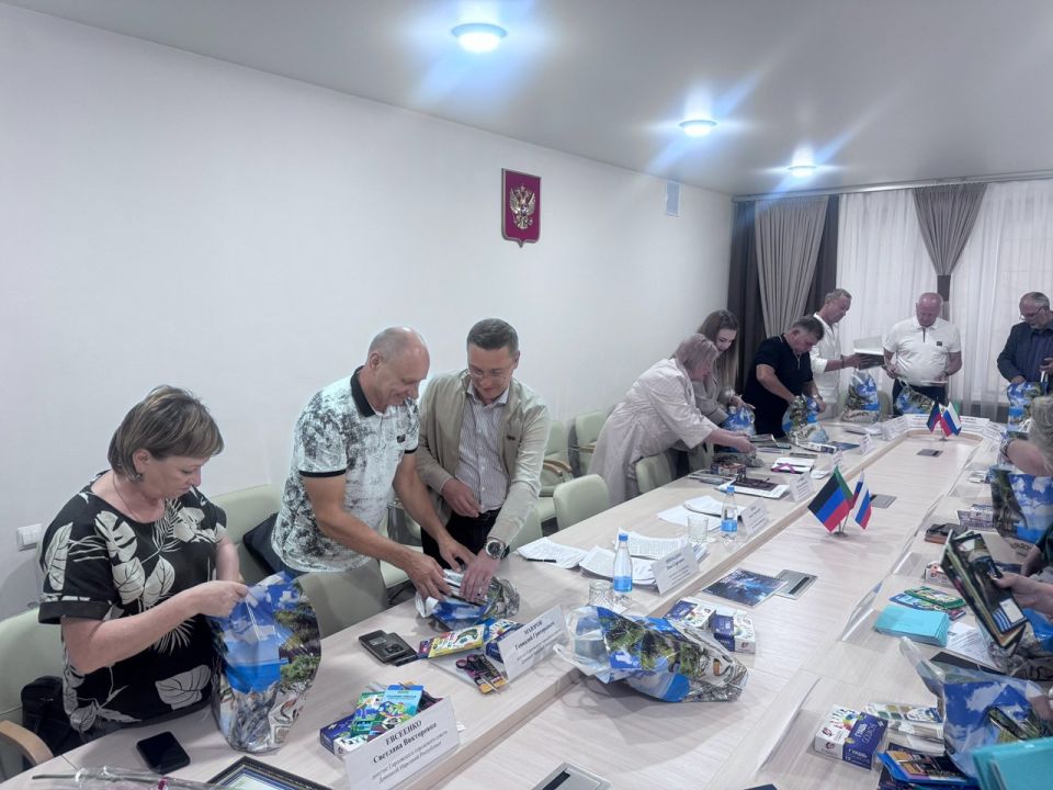 Роман Конев: В рамках ежегодной всероссийской акции «Собери ребенка в школу», реализуемой ВПП «ЕДИНАЯ РОССИЯ», депутаты Горловского городского совета Донецкой Народной Республики собрали ребятам канцелярские школьные наборы Роман Конев: В рамках ежегодной всероссийской акции «Собери ребенка в школу», реализуемой ВПП «ЕДИНАЯ РОССИЯ», депутаты Горловского городского совета Донецкой Народной Республики собрали ребятам канцелярские школьные наборы