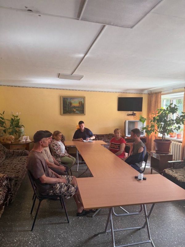 ВСТРЕЧИ С НАСЕЛЕНИЕМ. 26 августа 2025 года депутаты Горловского городского совета от фракции «Единая Россия» - Наталия Ботвина, Роман Конев, Алексей Костин, Андрей Костюк, Павел Калфакчиян, Олег Сладкевич, Николай Гальченко... ВСТРЕЧИ С НАСЕЛЕНИЕМ. 26 августа 2025 года депутаты Горловского городского совета от фракции «Единая Россия» - Наталия Ботвина, Роман Конев, Алексей Костин, Андрей Костюк, Павел Калфакчиян, Олег Сладкевич, Николай Гальченко...