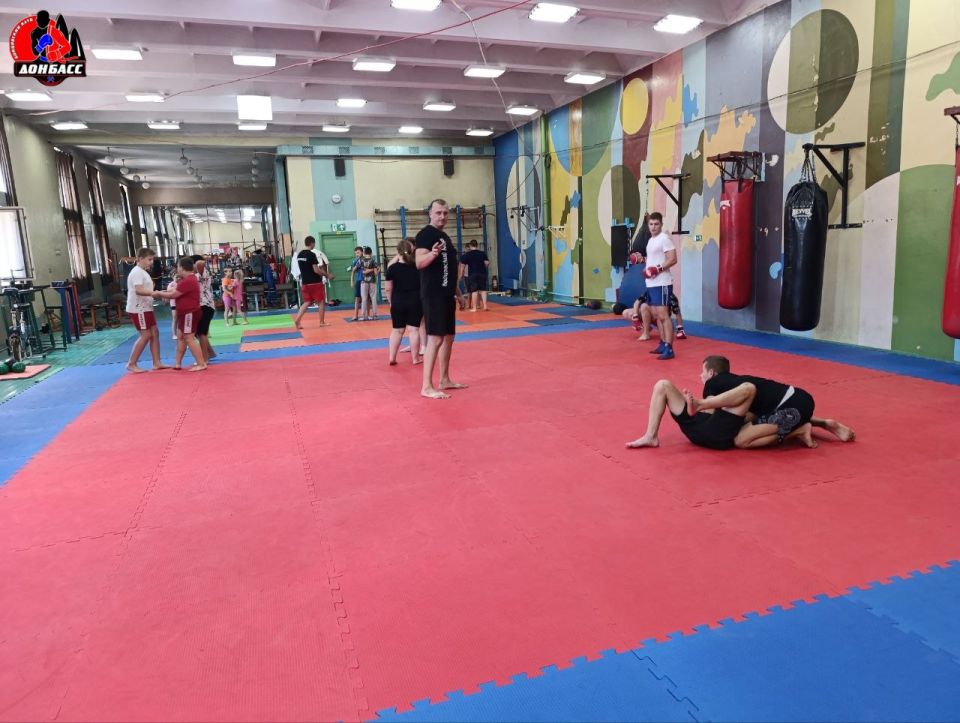 Спортсмены бойцовского клуба «Донбасс» из прифронтовой Горловки провели плановое тренировочное занятие Спортсмены бойцовского клуба «Донбасс» из прифронтовой Горловки провели плановое тренировочное занятие