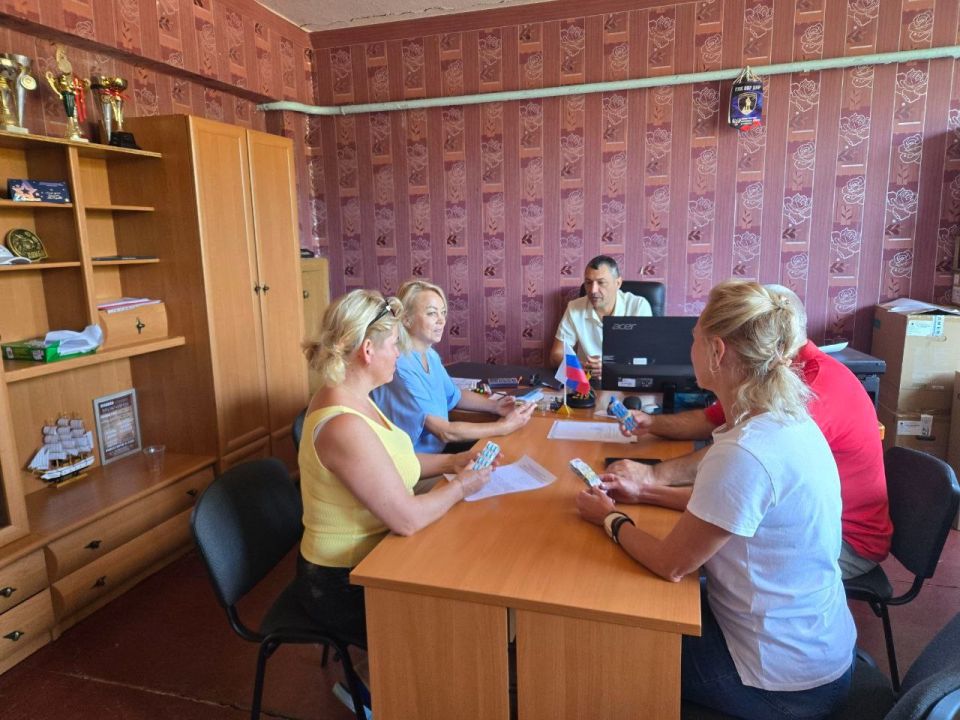 ВСТРЕЧИ С НАСЕЛЕНИЕМ. 28 августа 2025 года во исполнение поручения Главы Донецкой Народной Республики Дениса Пушилина депутаты Горловского городского совета от фракции «Единая Россия» - Роман Конев, Наталия Ботвина, София... ВСТРЕЧИ С НАСЕЛЕНИЕМ. 28 августа 2025 года во исполнение поручения Главы Донецкой Народной Республики Дениса Пушилина депутаты Горловского городского совета от фракции «Единая Россия» - Роман Конев, Наталия Ботвина, София...