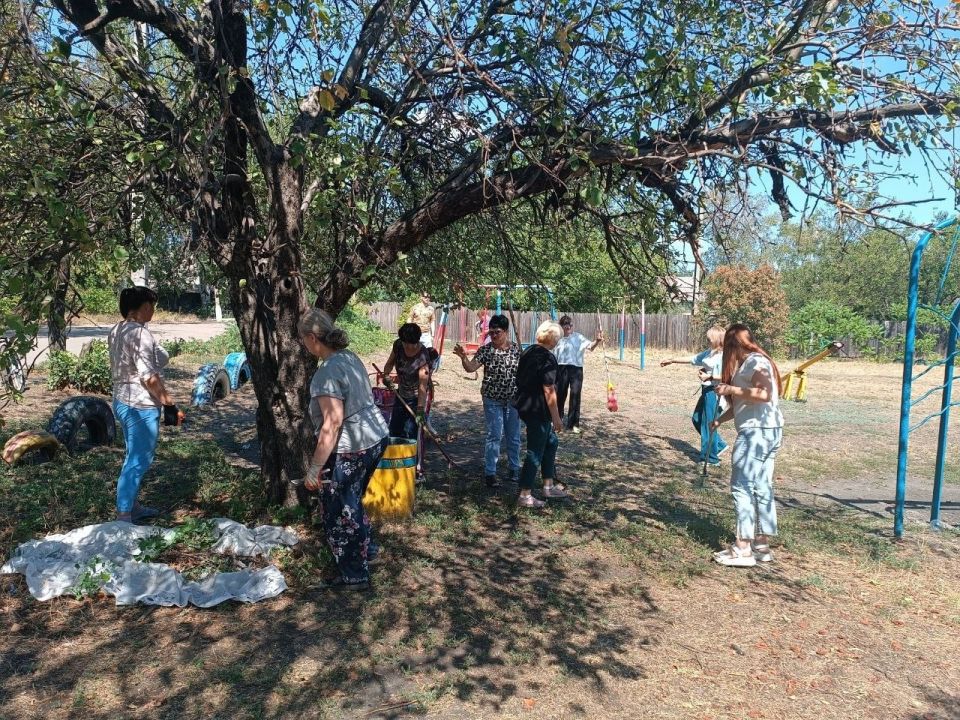 В Калининском районе Горловка продолжается партийный проект Единой России «Городская среда» В Калининском районе Горловка продолжается партийный проект Единой России «Городская среда»