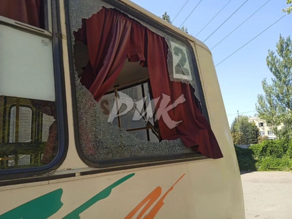 Иван Приходько: В результате атаки БПЛА ВФУ около остановки «Химик» (Никитовский район Горловки) осколками поврежден автобус маршрута № 2. К счастью, без пострадавших