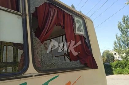Украинский беспилотник атаковал остановку в Горловке, поврежден автобус