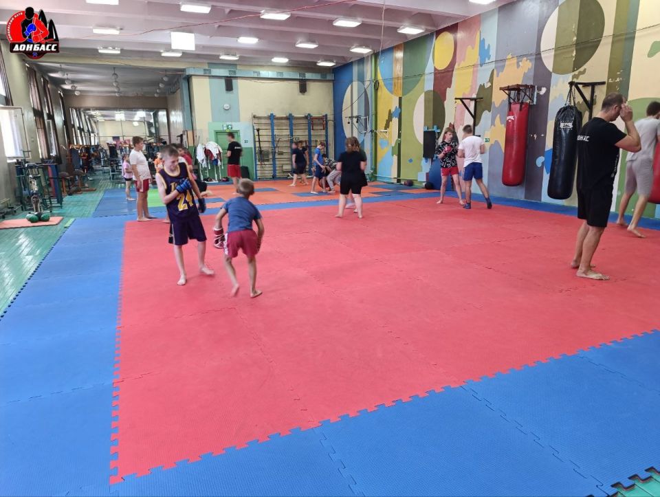 Спортсмены бойцовского клуба «Донбасс» из прифронтовой Горловки провели плановое тренировочное занятие Спортсмены бойцовского клуба «Донбасс» из прифронтовой Горловки провели плановое тренировочное занятие