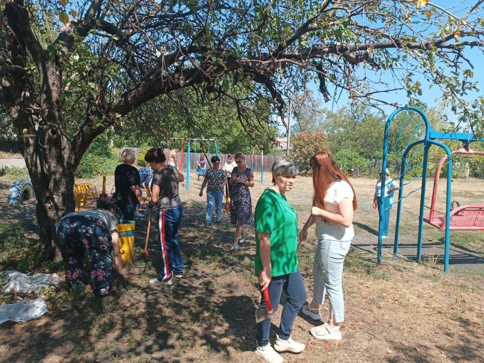 В Калининском районе Горловка продолжается партийный проект Единой России «Городская среда» В Калининском районе Горловка продолжается партийный проект Единой России «Городская среда»