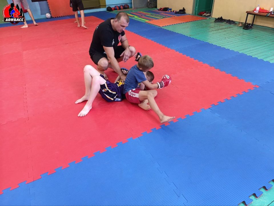 Спортсмены бойцовского клуба «Донбасс» из прифронтовой Горловки провели плановое тренировочное занятие Спортсмены бойцовского клуба «Донбасс» из прифронтовой Горловки провели плановое тренировочное занятие