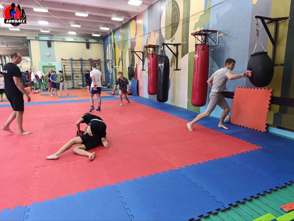 Спортсмены бойцовского клуба «Донбасс» из прифронтовой Горловки провели плановое тренировочное занятие