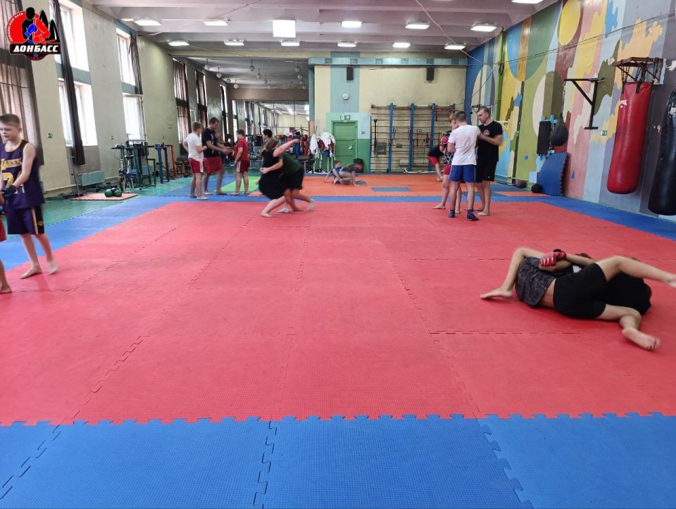 Спортсмены бойцовского клуба «Донбасс» из прифронтовой Горловки провели плановое тренировочное занятие Спортсмены бойцовского клуба «Донбасс» из прифронтовой Горловки провели плановое тренировочное занятие