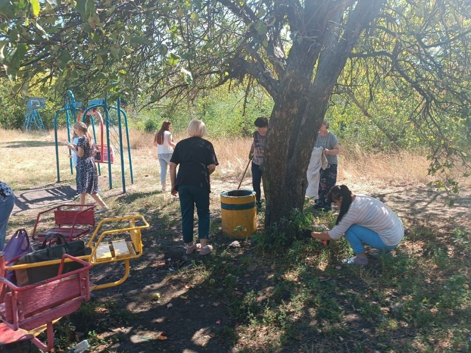 В Калининском районе Горловка продолжается партийный проект Единой России «Городская среда» В Калининском районе Горловка продолжается партийный проект Единой России «Городская среда»