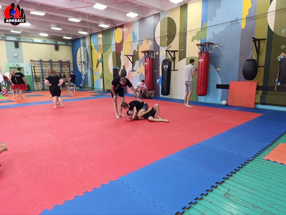 Спортсмены бойцовского клуба «Донбасс» из прифронтовой Горловки провели плановое тренировочное занятие Спортсмены бойцовского клуба «Донбасс» из прифронтовой Горловки провели плановое тренировочное занятие