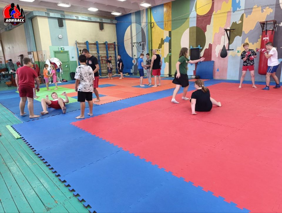 Спортсмены бойцовского клуба «Донбасс» из прифронтовой Горловки провели плановое тренировочное занятие Спортсмены бойцовского клуба «Донбасс» из прифронтовой Горловки провели плановое тренировочное занятие