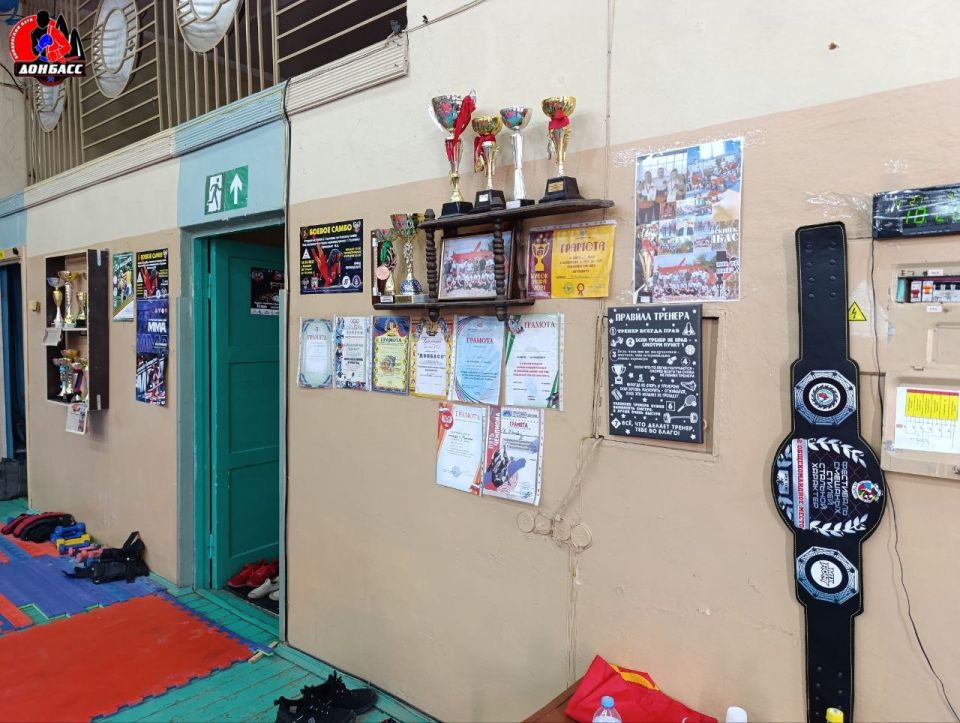 Спортсмены бойцовского клуба «Донбасс» из прифронтовой Горловки провели плановое тренировочное занятие Спортсмены бойцовского клуба «Донбасс» из прифронтовой Горловки провели плановое тренировочное занятие