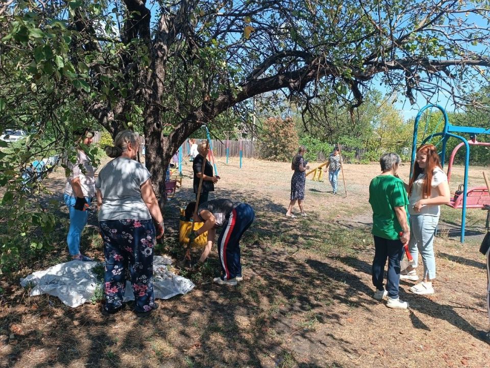 В Калининском районе Горловка продолжается партийный проект Единой России «Городская среда» В Калининском районе Горловка продолжается партийный проект Единой России «Городская среда»