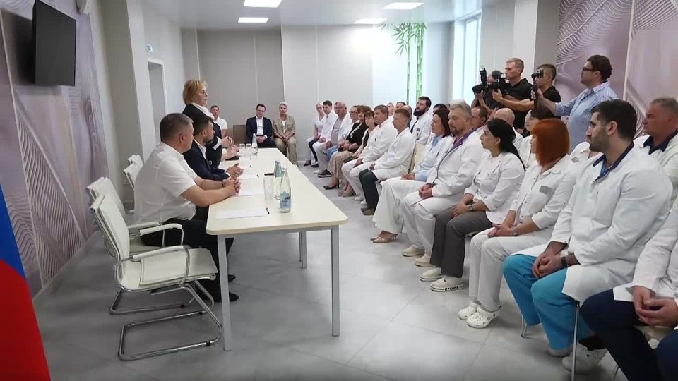 Денис Пушилин: С руководителем ФМБА России Вероникой Скворцовой наградили медиков за труд, верность долгу и профессионализм