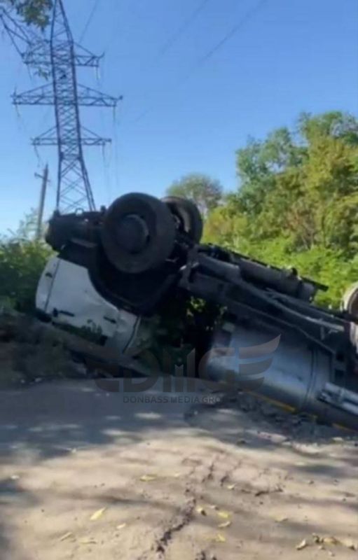 Перевернулся водовоз в Горловке