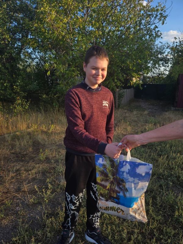 Роман Конев: 29 августа 2025 года в рамках ежегодной всероссийской акции «Собери ребенка в школу», реализуемой ВПП «ЕДИНАЯ РОССИЯ», депутаты Горловского городского совета Наталия Ботвина, София Потапова, Андрей Костюк... Роман Конев: 29 августа 2025 года в рамках ежегодной всероссийской акции «Собери ребенка в школу», реализуемой ВПП «ЕДИНАЯ РОССИЯ», депутаты Горловского городского совета Наталия Ботвина, София Потапова, Андрей Костюк...