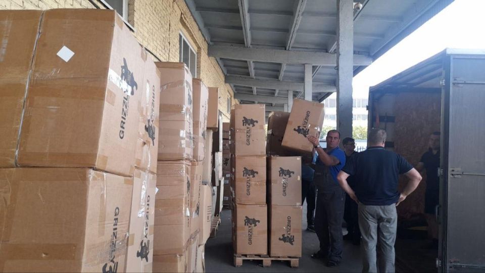 Кузбасс отправил в Горловку ранцы для всех первоклассников города Кузбасс отправил в Горловку ранцы для всех первоклассников города