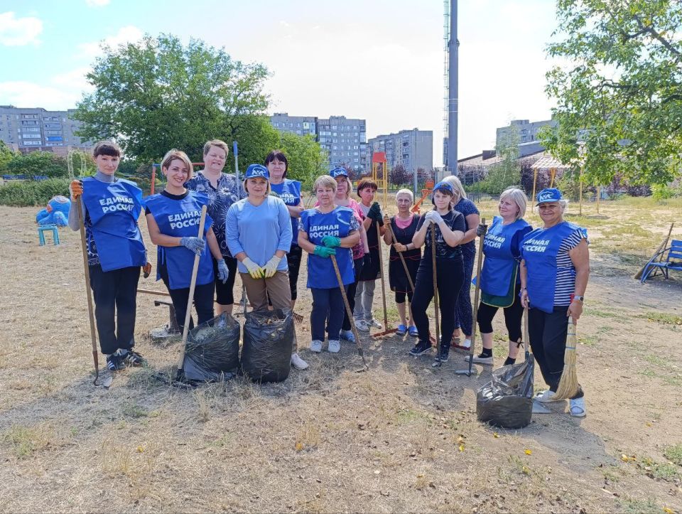 Роман Конев: Общее дело: партийцы, жители Центрально-Городского района Горловки и сотрудники Управы района вышли на субботник Роман Конев: Общее дело: партийцы, жители Центрально-Городского района Горловки и сотрудники Управы района вышли на субботник