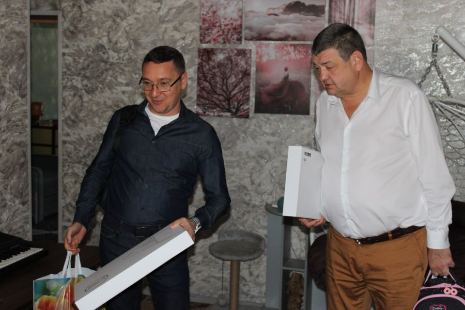 Иван Приходько: Совместно с председателем Горловского городского совета Донецкой Народной Республики первого созыва Романом Геннадьевичем Коневым вручили двум юным жителям Горловки канцелярские принадлежности и подарки в...