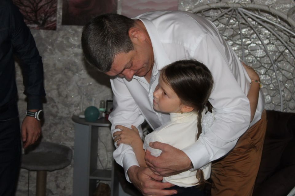 Иван Приходько: Совместно с председателем Горловского городского совета Донецкой Народной Республики первого созыва Романом Геннадьевичем Коневым вручили двум юным жителям Горловки канцелярские принадлежности и подарки в... Иван Приходько: Совместно с председателем Горловского городского совета Донецкой Народной Республики первого созыва Романом Геннадьевичем Коневым вручили двум юным жителям Горловки канцелярские принадлежности и подарки в...