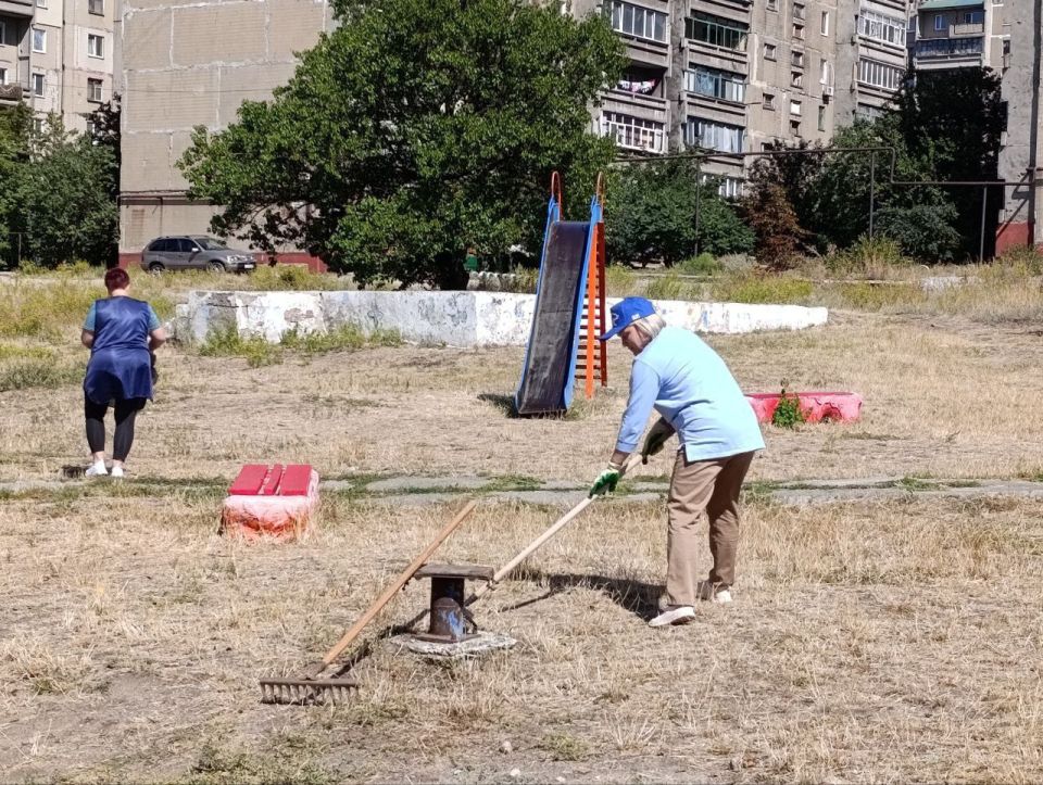 Роман Конев: Общее дело: партийцы, жители Центрально-Городского района Горловки и сотрудники Управы района вышли на субботник Роман Конев: Общее дело: партийцы, жители Центрально-Городского района Горловки и сотрудники Управы района вышли на субботник