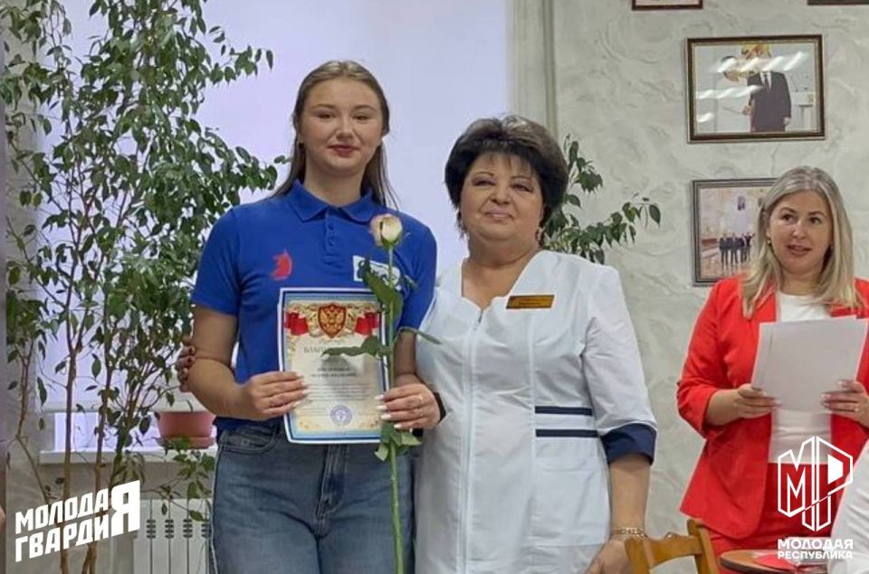 Активистам Молодёжки Горловки были вручены благодарности от главного врача городской больницы № 2 — Нелли Якуненко Активистам Молодёжки Горловки были вручены благодарности от главного врача городской больницы № 2 — Нелли Якуненко